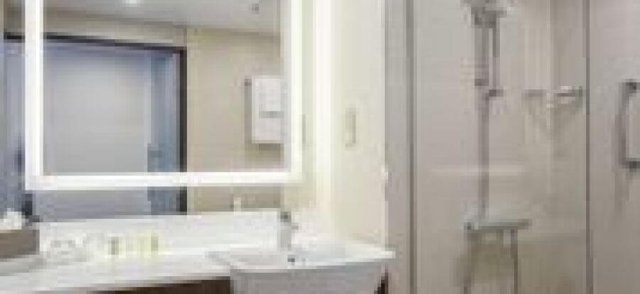 Courtyard Luton Airport Standard Bathroom