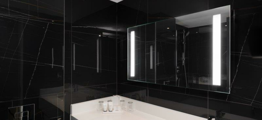 Sofitel London Gatwick Hotel Juniro Suite Bathroom