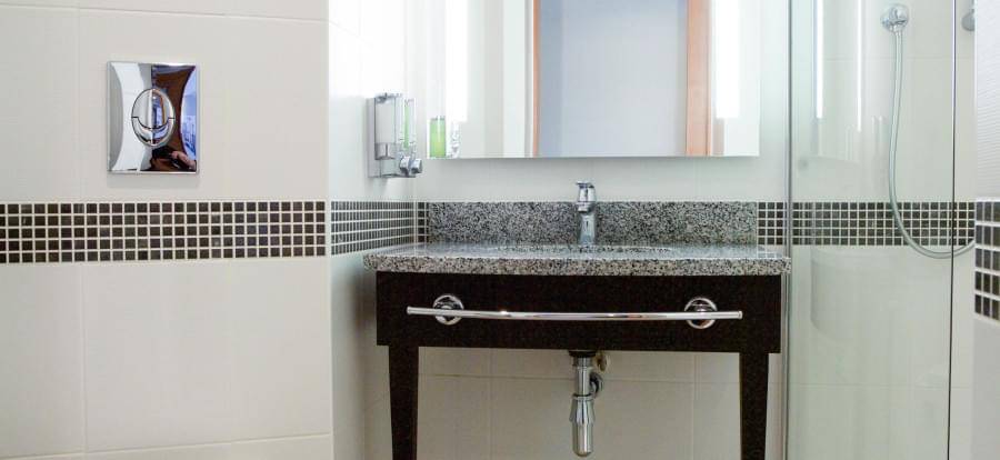 Hampton By Hilton Gatwick Airport Bathroom