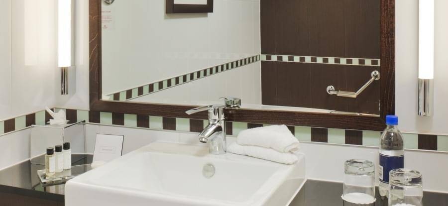 Crowne Plaza Gatwick Superior Bathroom