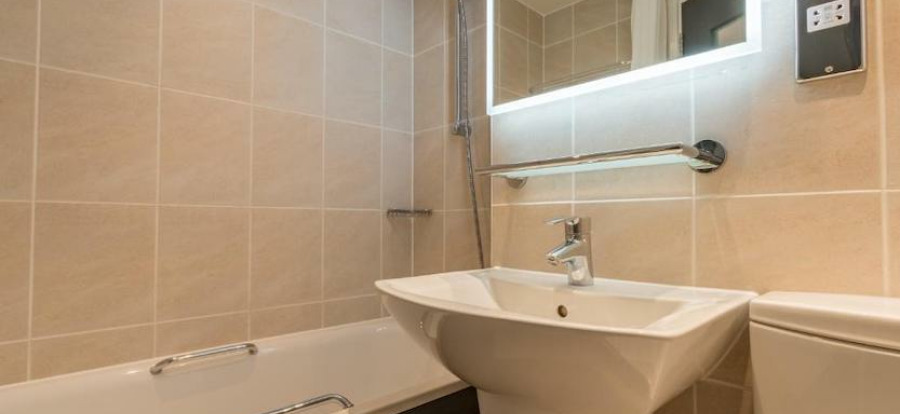 Thistle Express Luton Airport Bathroom