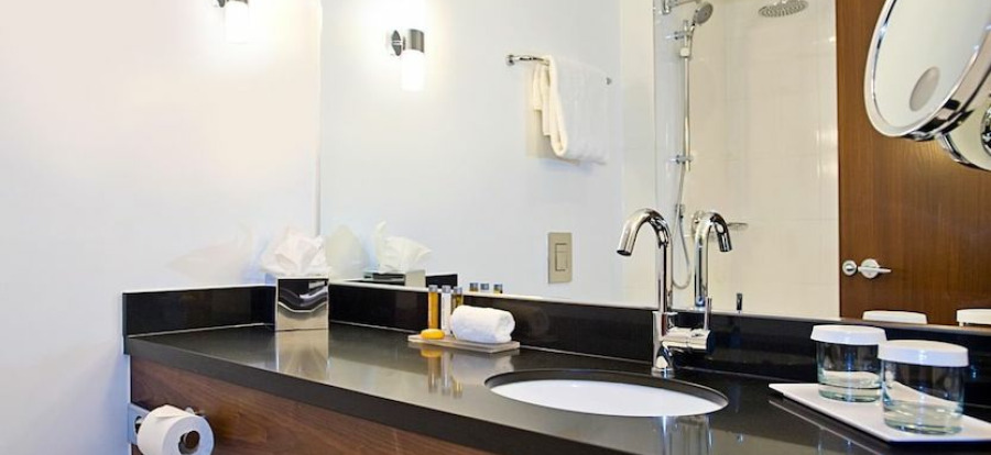Sandman Signature London Gatwick Hotel Sandman Signature London Gatwick Hotel Bath 01 Wide