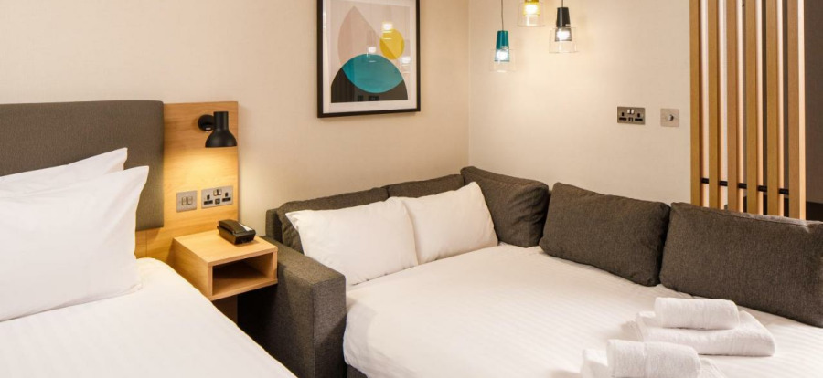 Holiday Inn Manchester Airport QROOMASOFA(1)