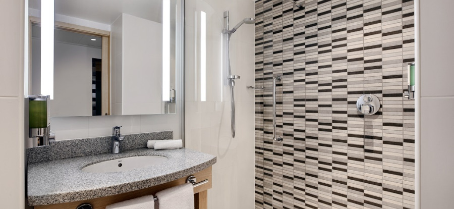 Hampton By Hilton Bristol Airport Standard Bathroom