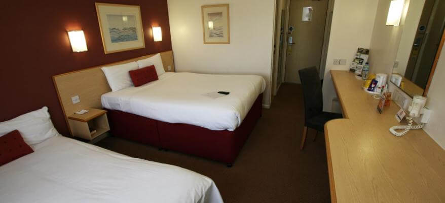 Days Inn London Stansted BedroomSTNH36