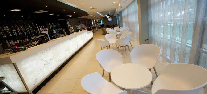 Holiday Inn Southend Airport Bar(1)