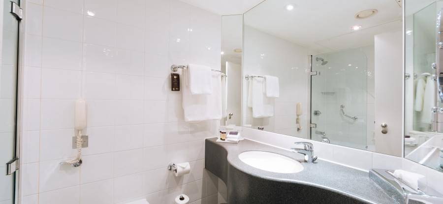 Sofitel London Gatwick Hotel Dinner Package Corner Family 1(1)